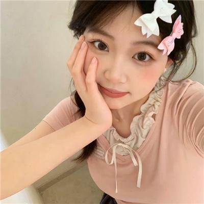 缓缓前行的老货轮